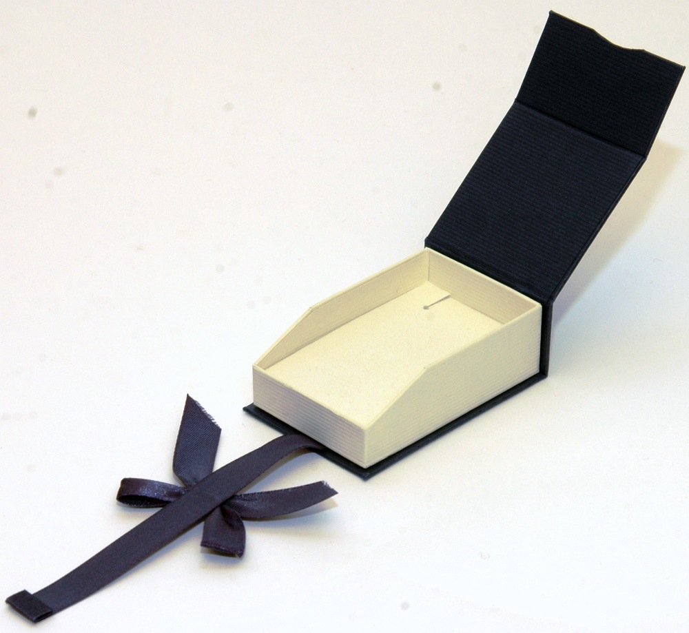 Linen Paper Pendant Box with Magnetic Closure